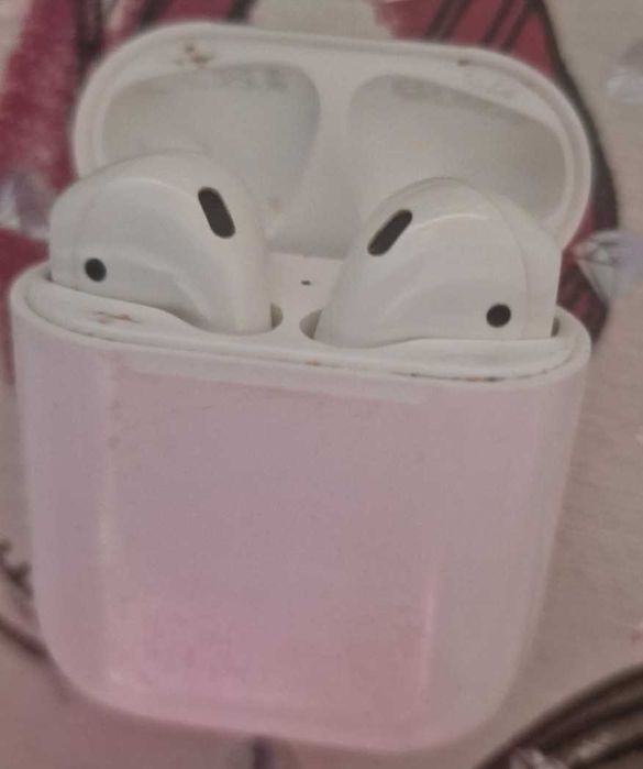 Продам airpods 1 работает кейс и один наушник