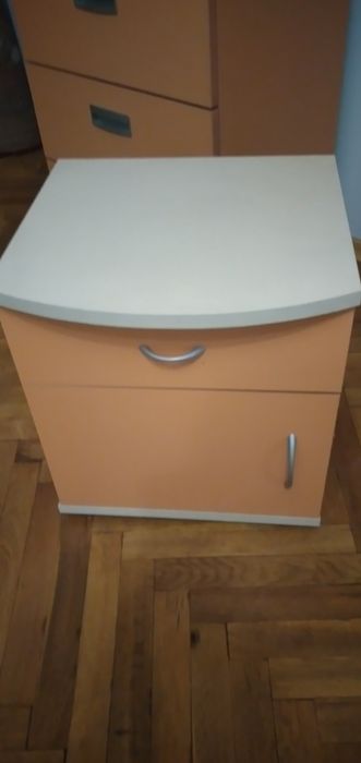 Шкафчета в два цвята, оранжев и ванилия