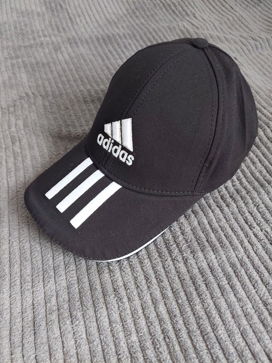 Șapcă Adidas la DOAR 39 LEI