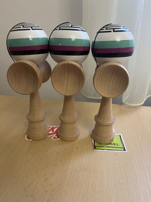 Kendama profesionista cu balance hold