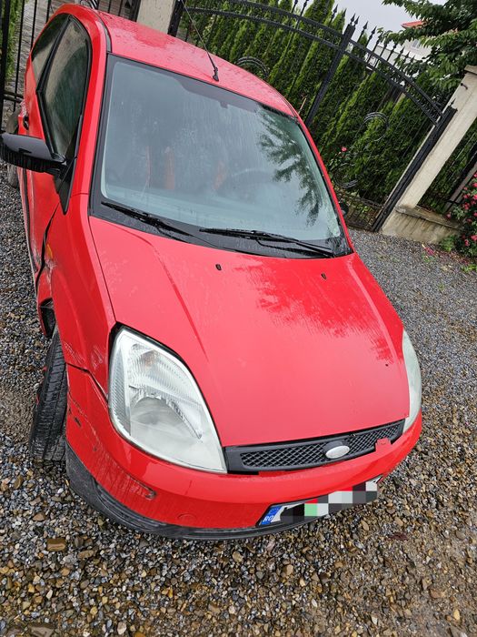Vand Ford Fiesta 2003  1242cm  benzina 85.000km Avariat/ sau piese