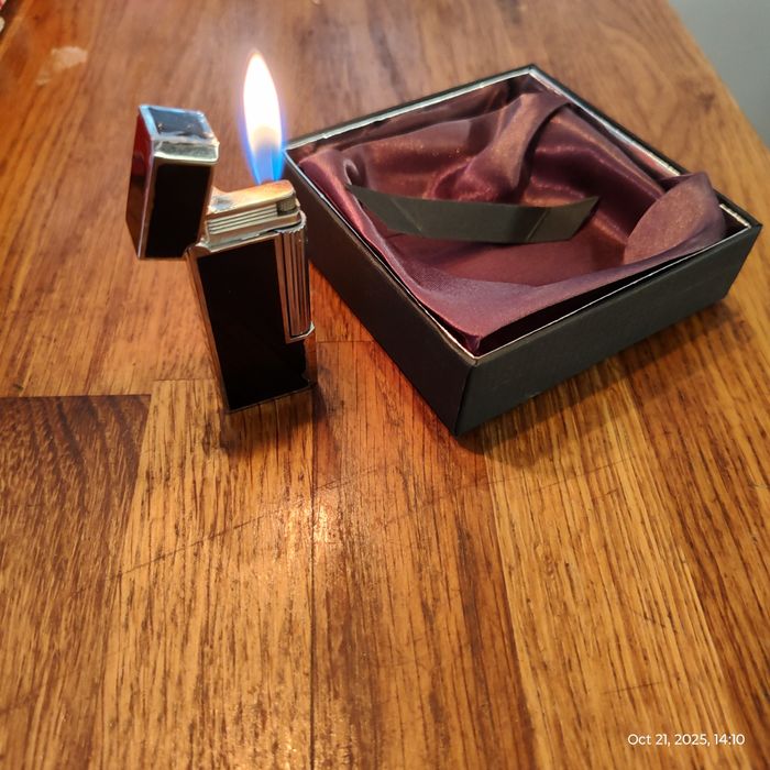 Метална запалка, тежка и елегантна.