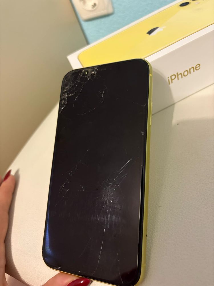 Iphone 11 с чисто нов кейс и слушалки!!!