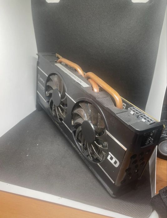 Placa video din imagine este un model XFX Radeon HD 6950