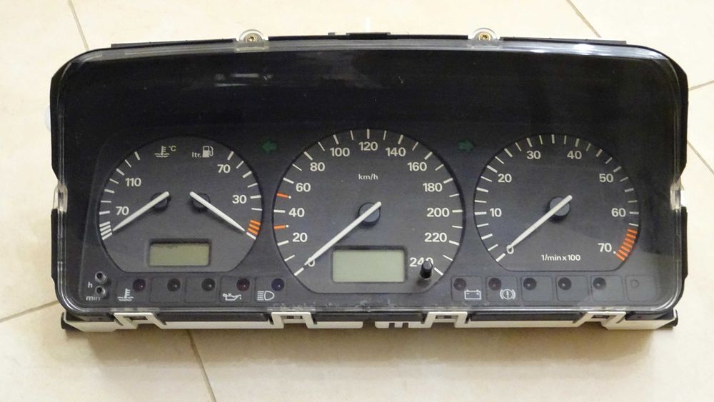 Продавам за VW Passat B4 2.0 бензин '96: табло и казанче за чистачките