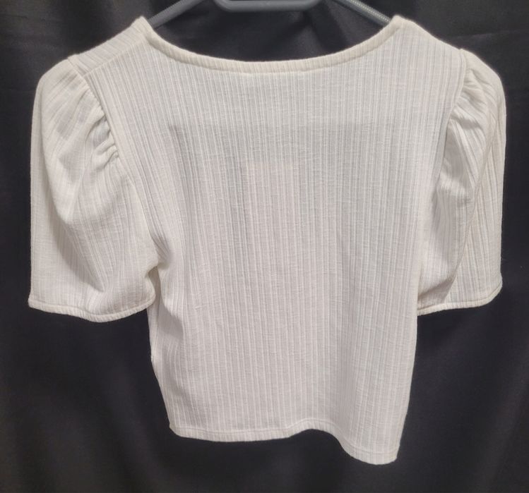 Bluză albă FB Sister, cu nasturi, stil romantic – mărimea XS