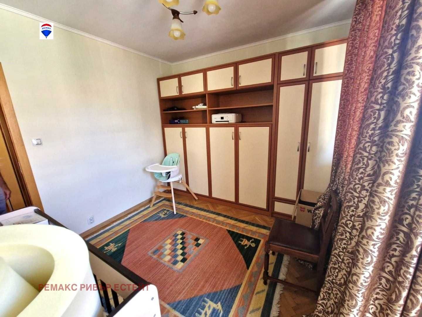 Втори етаж от къща за продажба кв. Родина 2