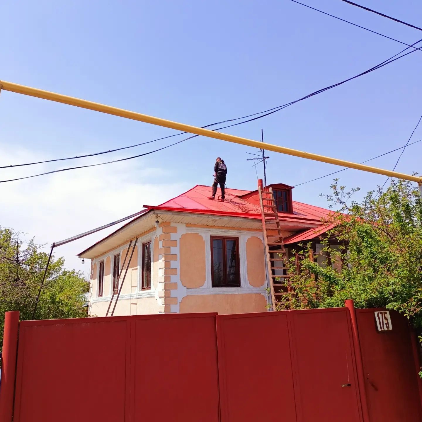 Покраска крыши, фасада здания, франтона, , забора, варот,