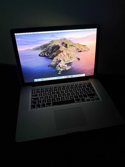 Laptop MacBook Pro 15-Intel Core i7- 8GB-256GB- OS Catalina-18 cycle