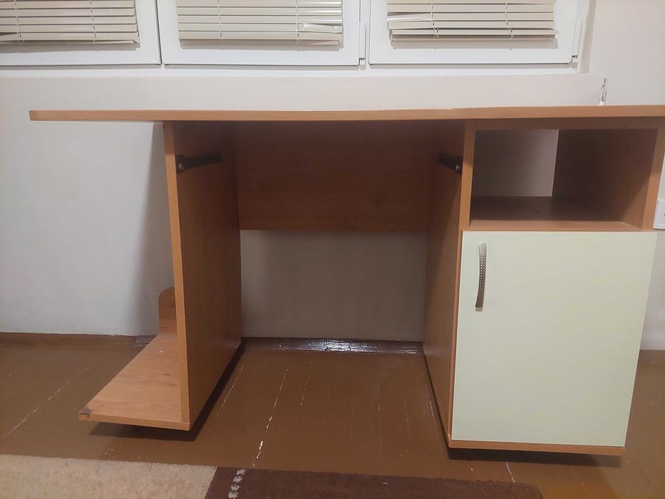 Продавам бюро, със следи от употреба