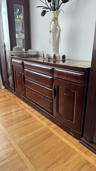 Комод и стеклянные шкафы