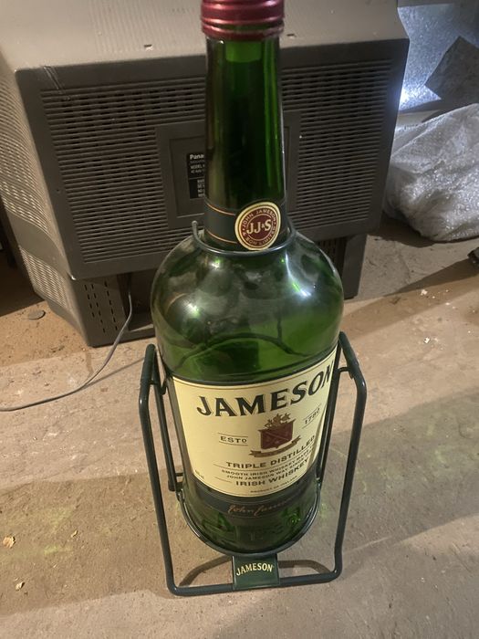 Бутылка на подставке в бар.