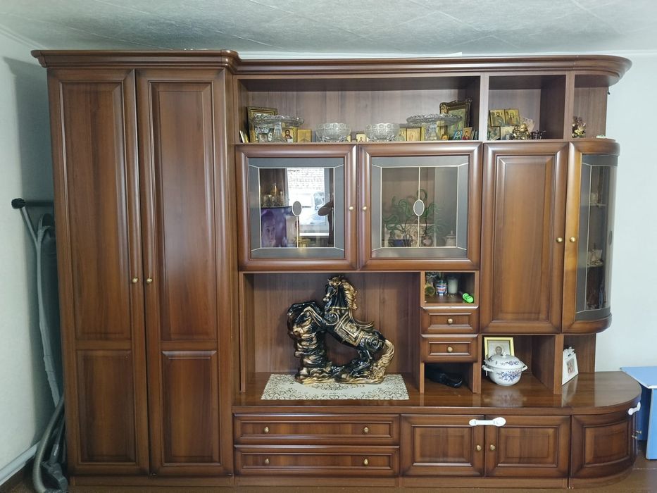 Продам стенка-горка, в отличном состоянии срочно
Длина 3,30 ширина осн