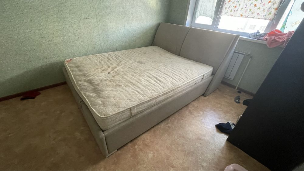 Кровать широкая двуспальная