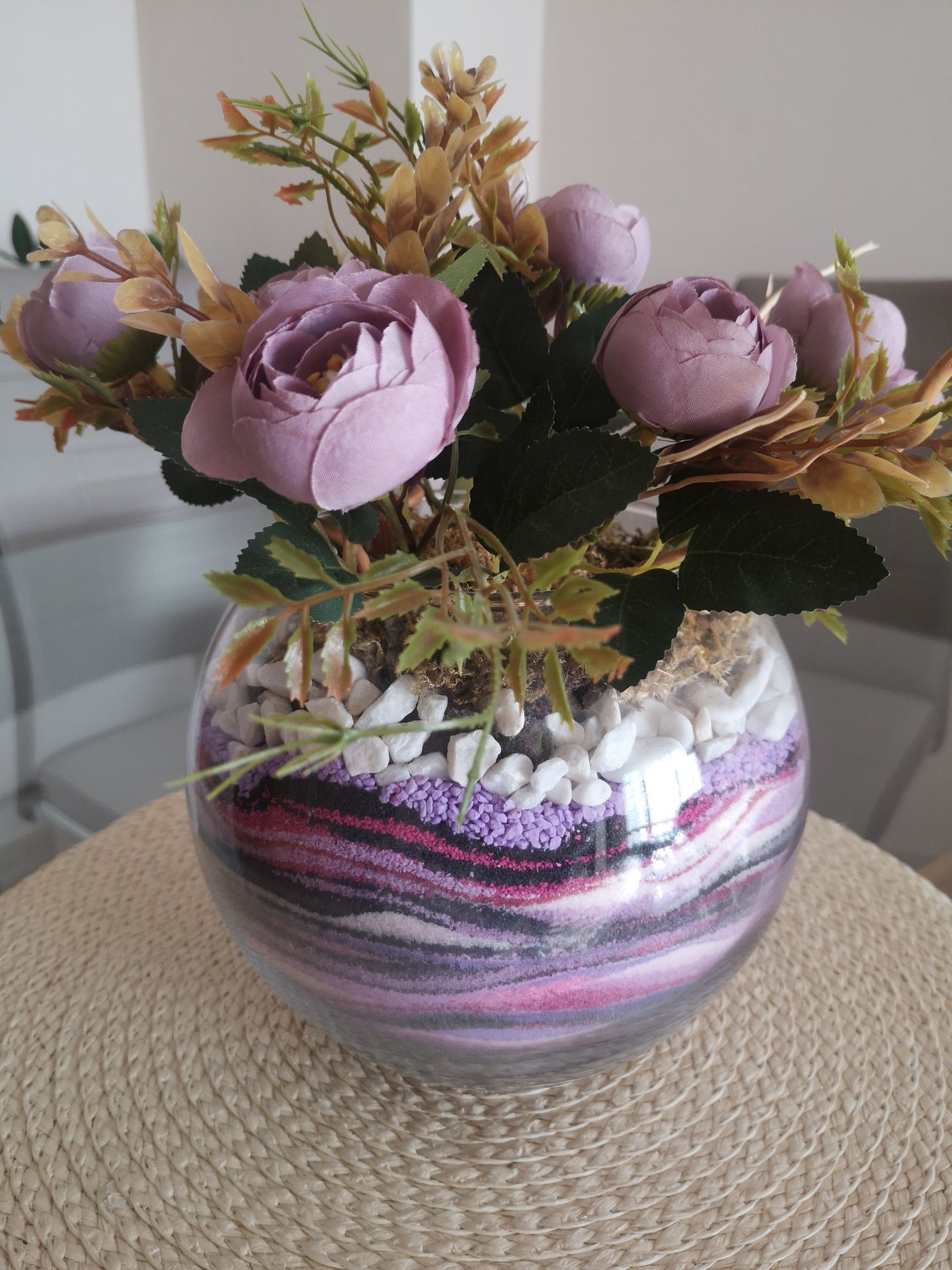 Декорация. Стъклена купа с цветен пясък и цветя