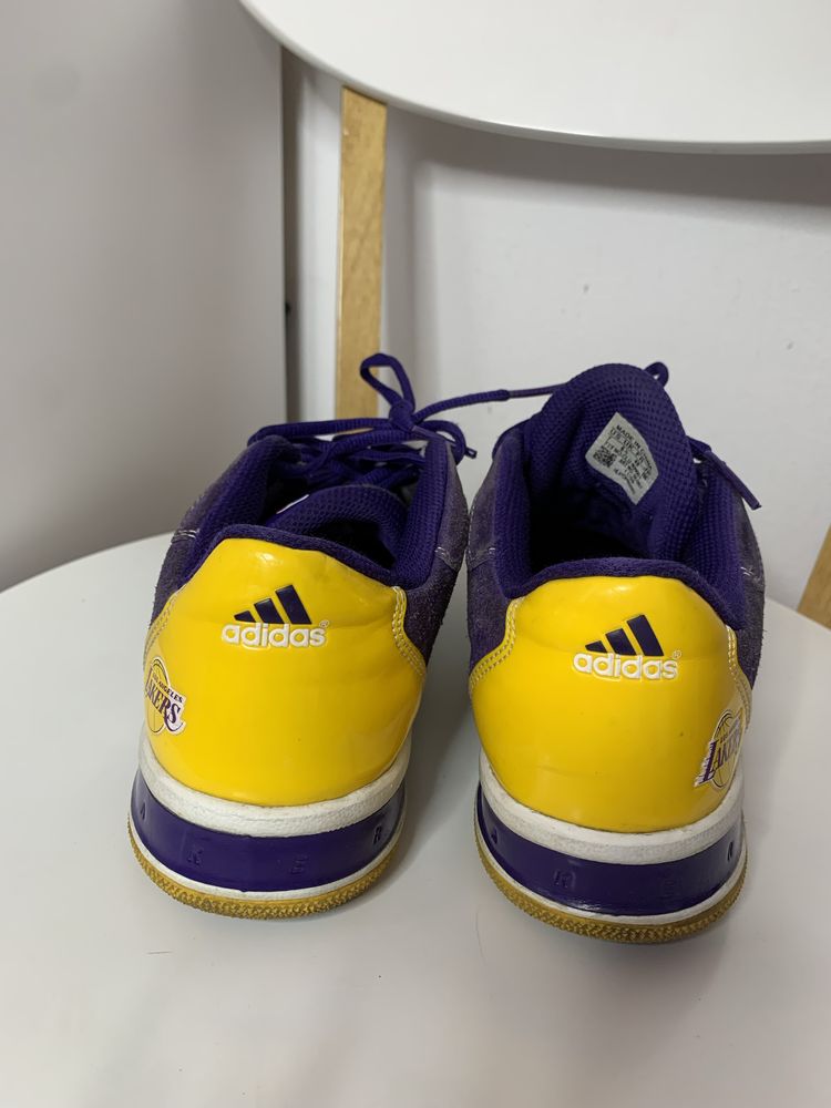 Adidasi lakers .