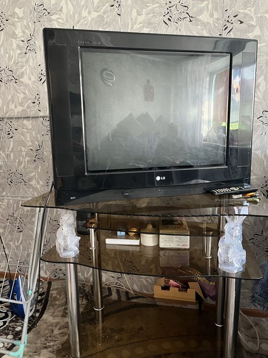 Продам тумбу под телевизор .