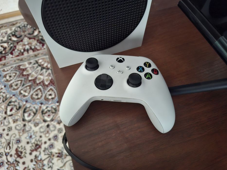 Продам Xbox Series S отличном состоянии, как новый