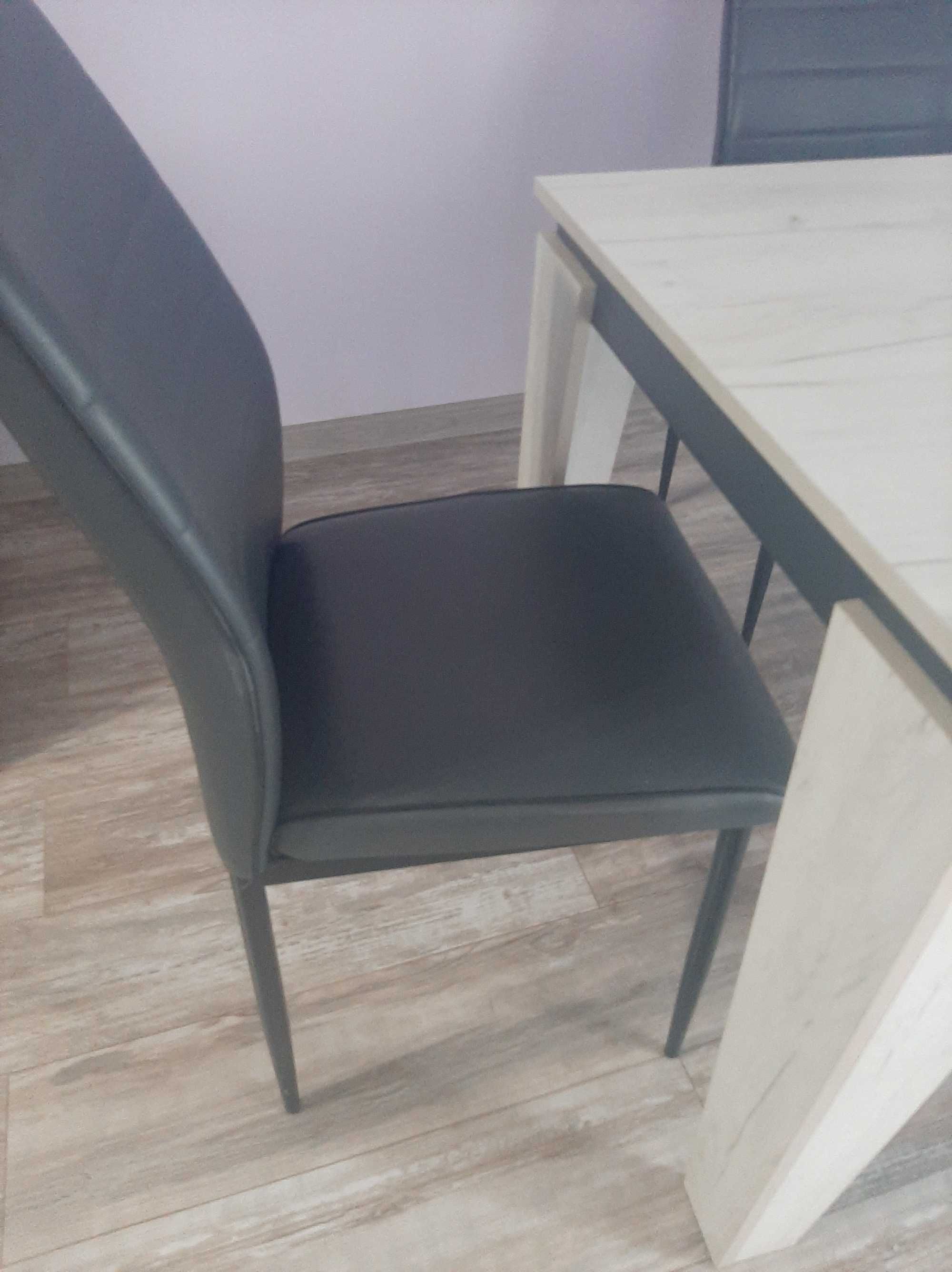 Продава разтегателна трапезна маса+3бр.кожени столове