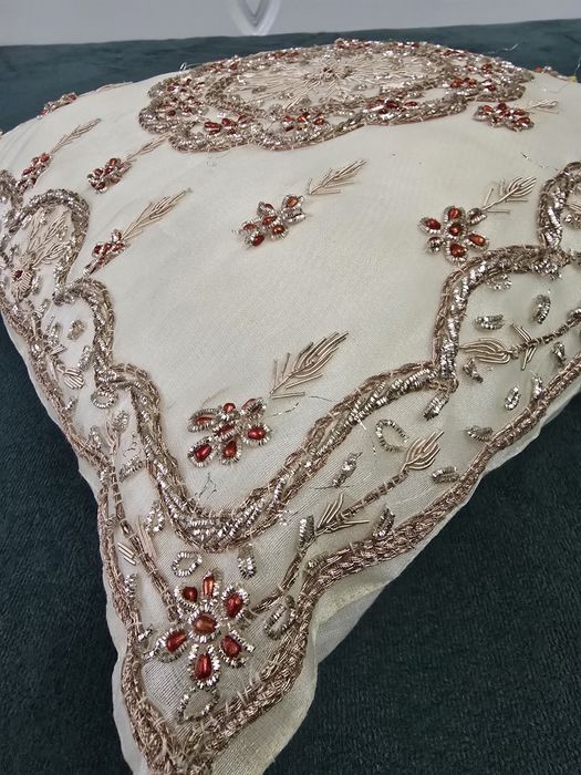 Pernă decorativă brodată manual, ivory – model floral cu mărgele