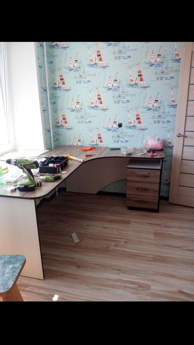 Стол письменный с выкатной тумбой