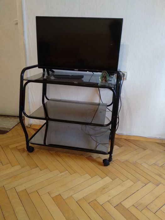 Стъклена маса за телевизор