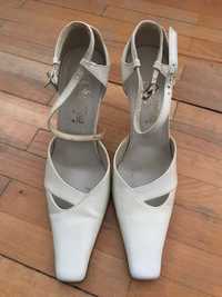 Pantofi albi de damă