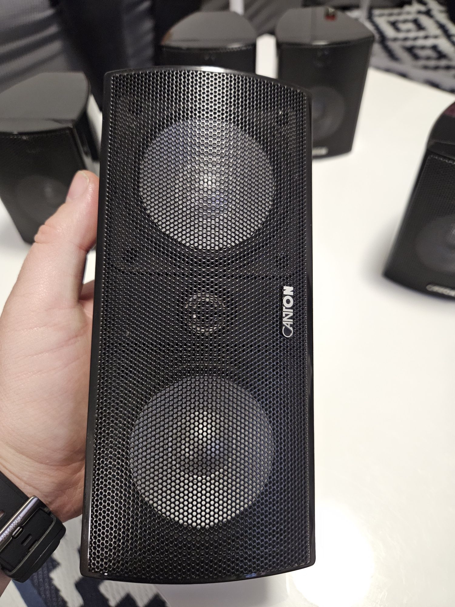 Vand sateliti de la un sistem audio canton mx