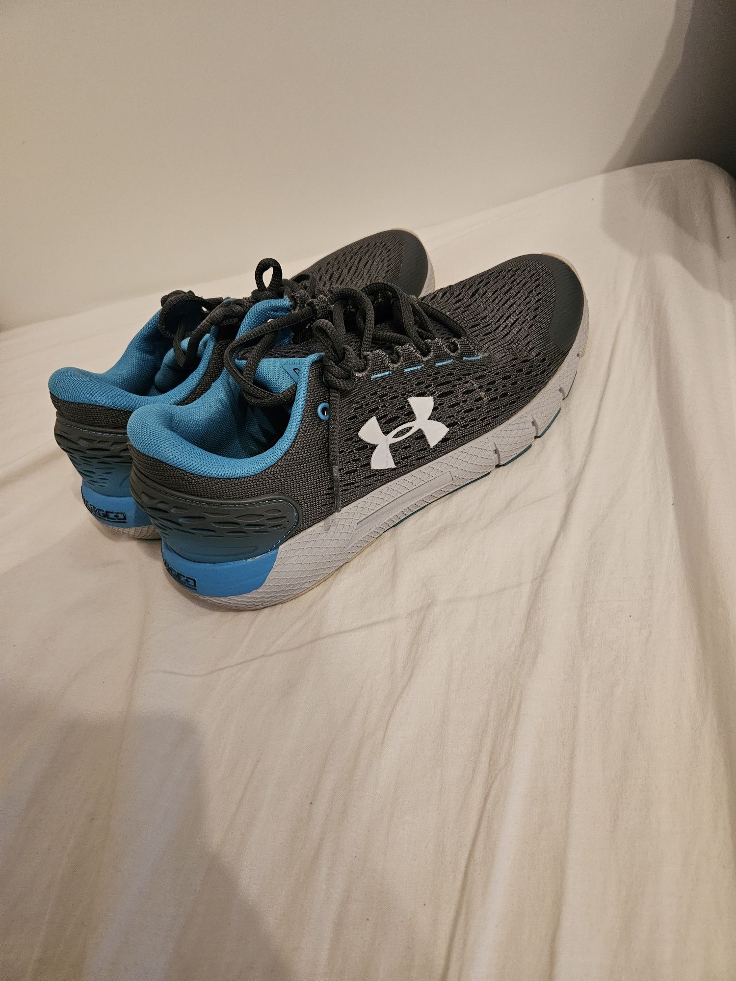 Adidasi under armour numarul 40,5