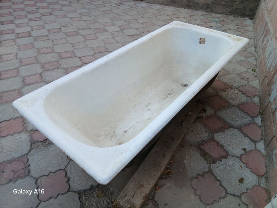Ванна чугунная б.у..оригинал.