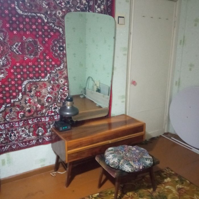 Трюмо с пуфиком и тумбочкой