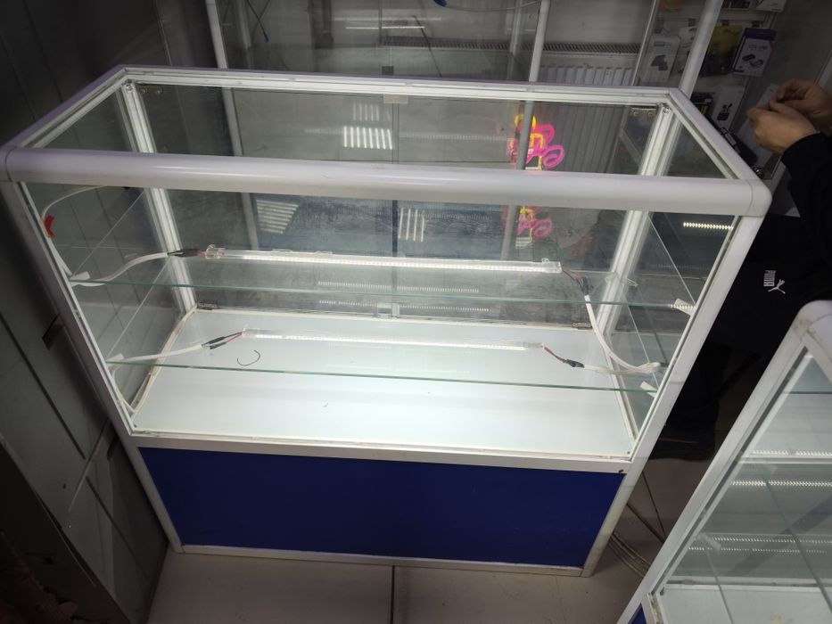Продаются витрины с подсветкой