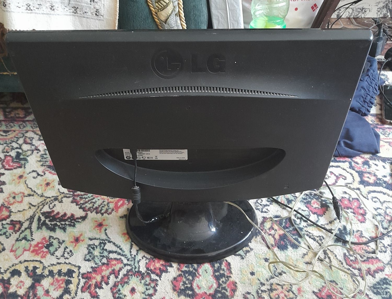 Срочно. Хороший монитор LG, 2010г.Работает