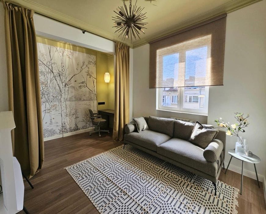 Дава се под наем Четиристаен апартамент в София, Център - 80 кв.м за 1150 € - Снимка #1