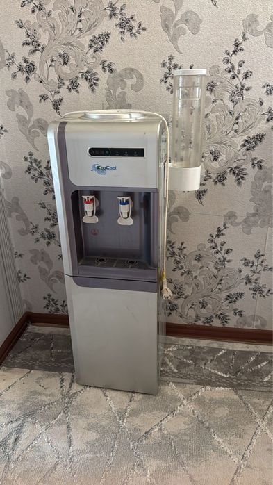 Продам диспенсер для воды с подстаканником