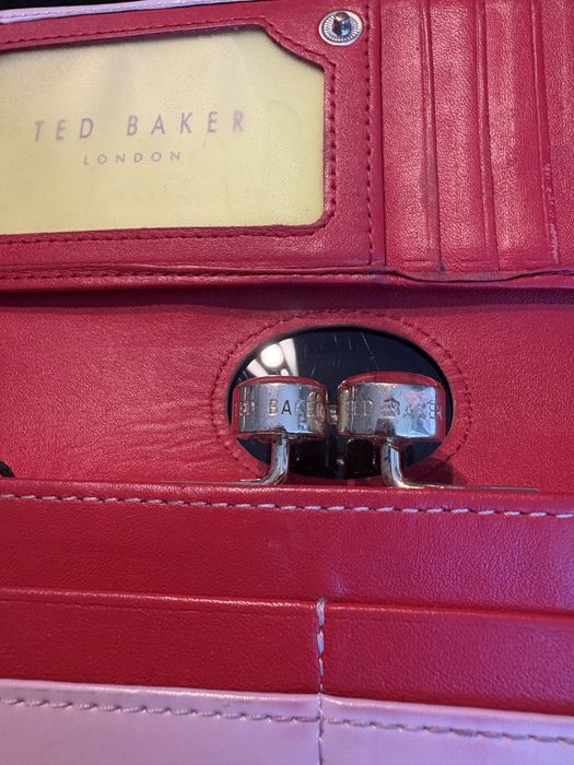 Дамско портмоне на Ted Baker London с етикети