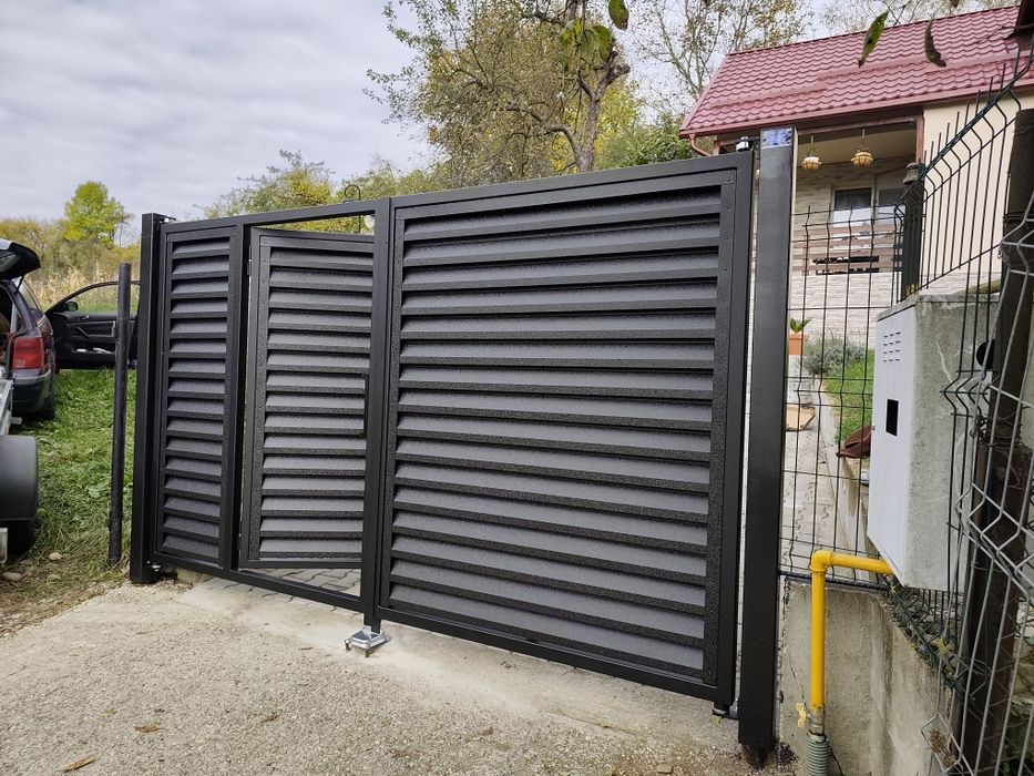 Porți moderne tip jaluzea – design exclusivist, finisaj negru mat!