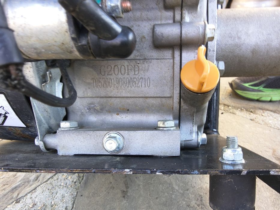 Четеритактов бензинов двигател с стартер