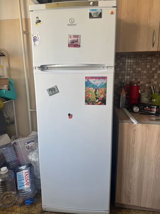 Рабочий холодильник INDESIT