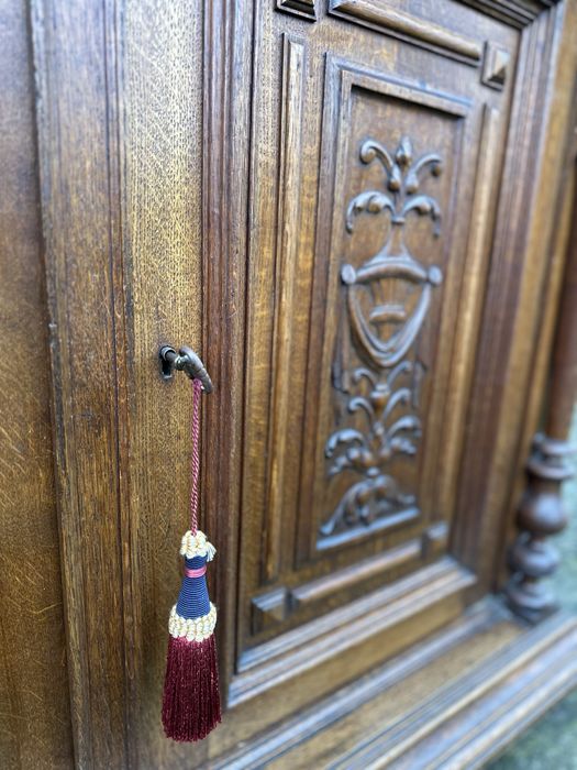 Масивен антикварен шкаф-кабинет с изключително богата ръчна резба