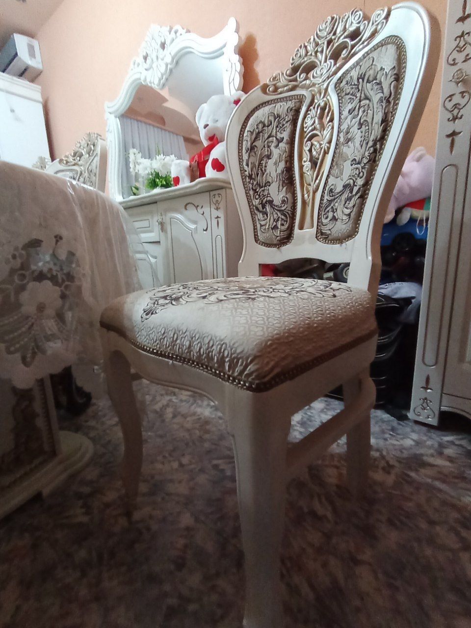 Mehmonxona uchun stol va stullar sotiladi