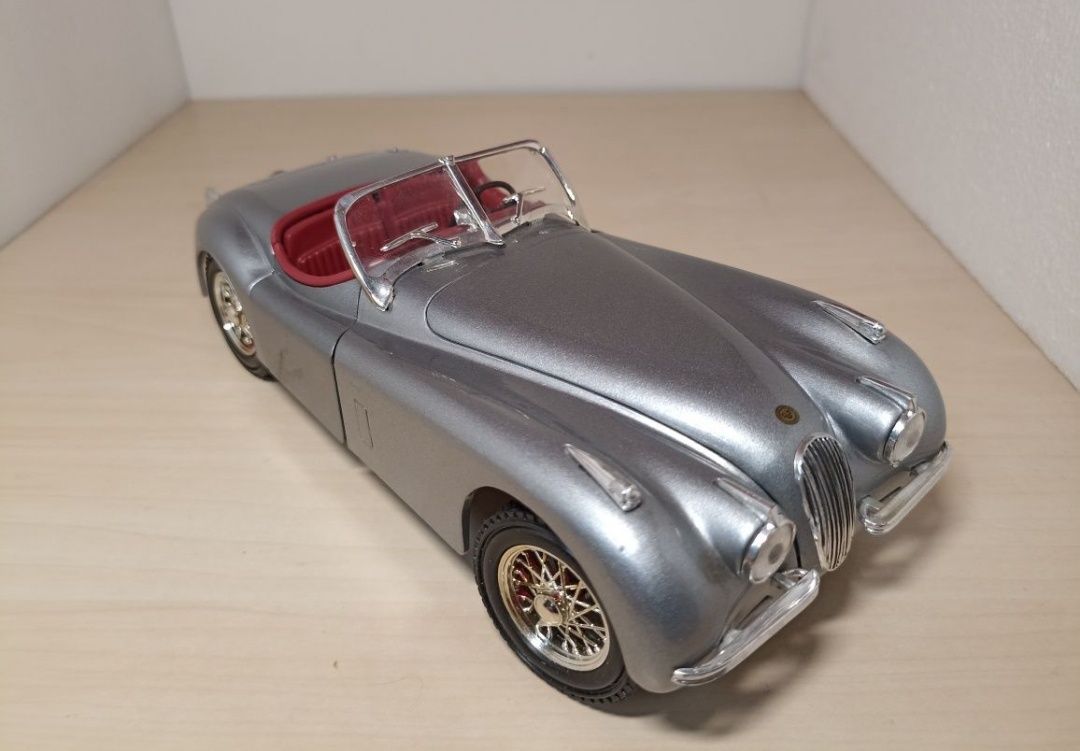 Jaguar XK120 macheta metalica scara 1 18 ERTL 
Scara 1:18
Produs de ER