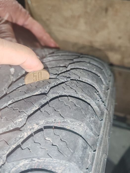 Vând anvelope iarna 195/60 r15