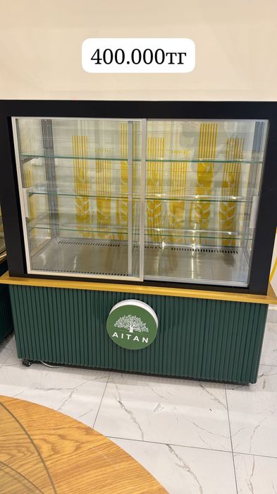 Срочно продаю Витринный холодильник