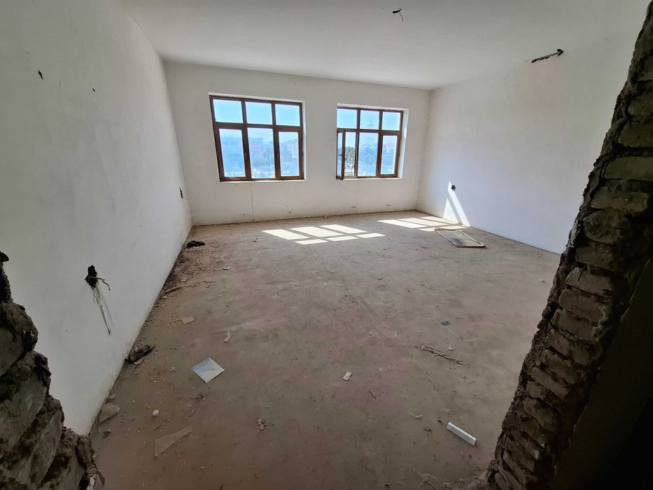 100 m² li kvartira sotiladi.