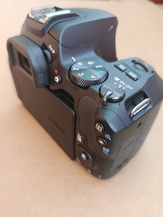 Canon 250D cu obiectiv 18-55 si 3 acumulatorii ca nou citeste descrier