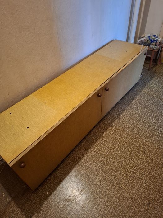 Подарявам шкаф за обувки-160/43 с по 2 рафта.