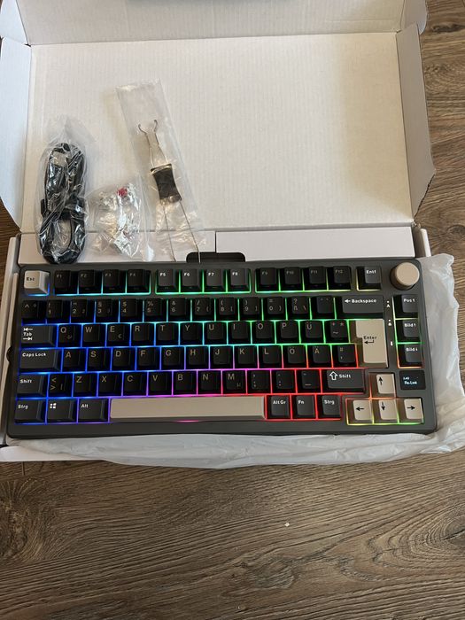 Геймърска безжична клавиатура .Червени суичове .Нова !