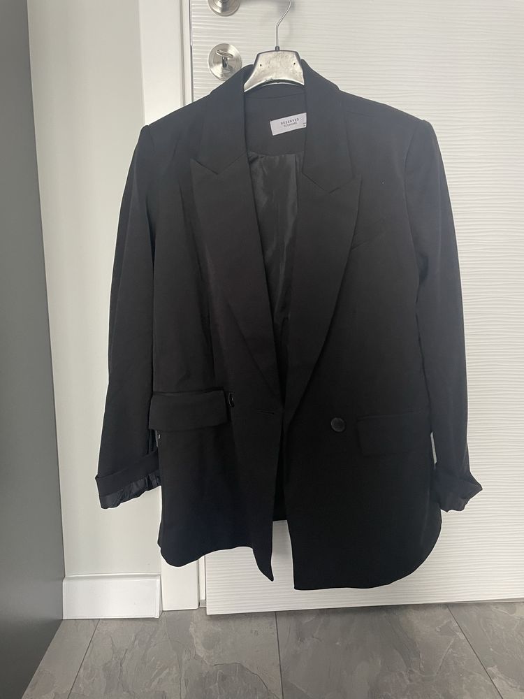Сака на марките H&M и Reserved