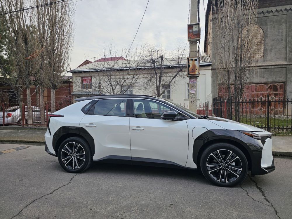 Toyota bz4x компактный кроссовер full комплект